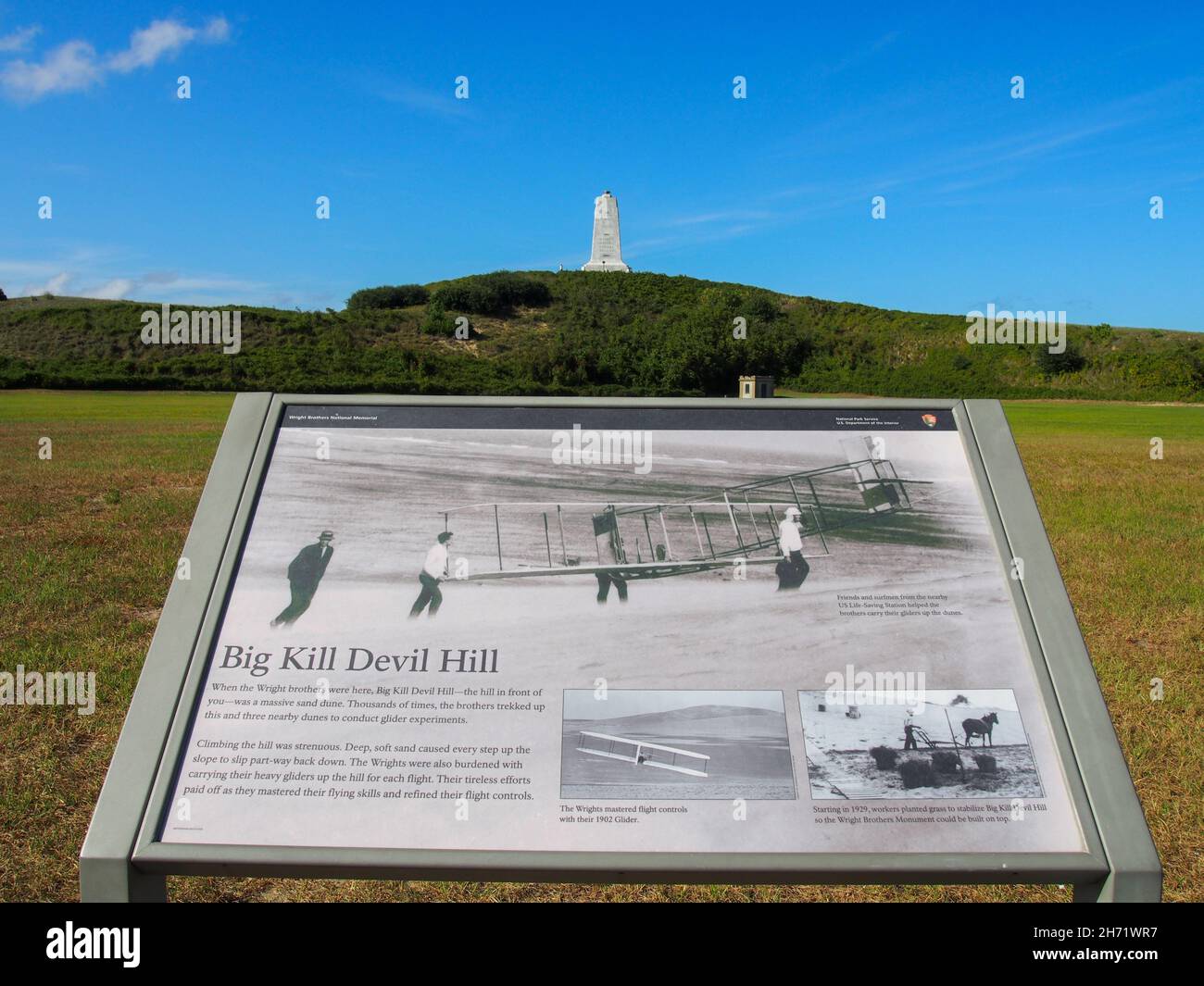 Informationsplakat auf dem Gelände des Wright Brothers National Monument auf dem Big Kill Devil Hill in Kill Devil Hills, North Carolina, USA, 2021, © Stockfoto