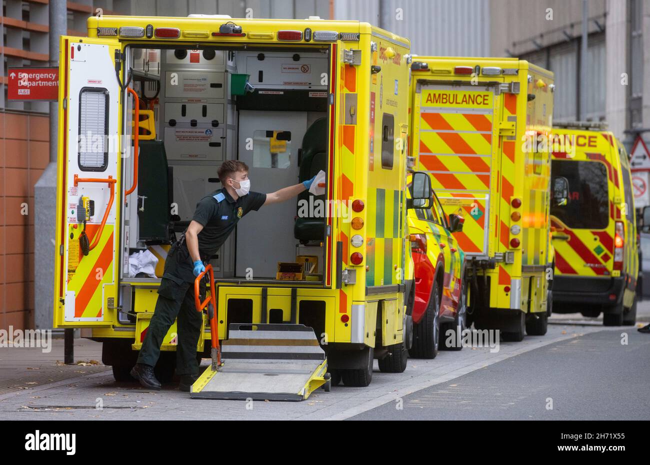 London, Großbritannien 19 Nov 2021 Ein stetiger Strom von Patienten, die im Royal London Hospital in Whitechapel ankommen. Der NHS steht unter starkem Druck, Covid-Fälle steigen an und allein in England gibt es einen Rückstand von mehr als 5,7 Millionen Patienten. Krankenhäuser sind seit November 2020 mehr belegt als zu jeder anderen Zeit. Da der Winter einzieht und die Wahrscheinlichkeit weiterer Grippefälle steigt, ist der NHS am Bruchpunkt. Nur 3 von 5 Patienten mit A & E werden innerhalb von 4 Stunden gesehen, und GPS hat im Jahr 2021 mehr Menschen gesehen als in den letzten 2 Jahren. In der Woche zum 16th. November stiegen die Covid-positiven Fälle im Vergleich zu den vorherigen um 14,6 % Stockfoto