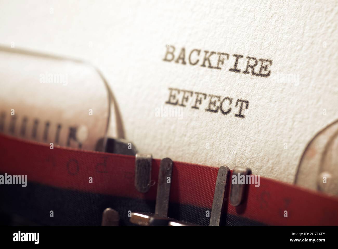 Mit einer Schreibmaschine geschriebener Satz mit Backfire-Effekt. Stockfoto