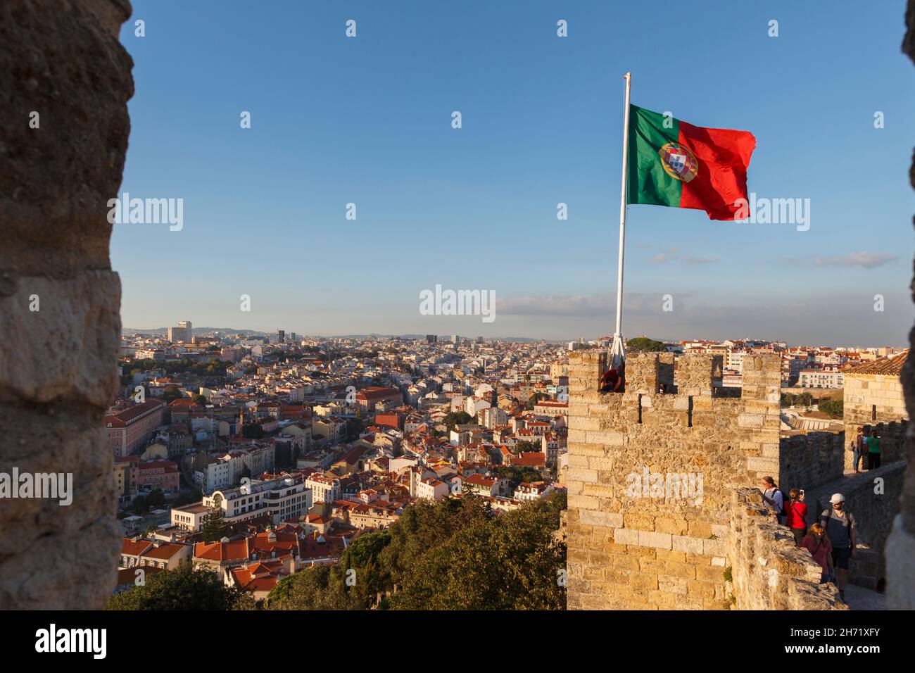 Lissabon, Portugal. Blick auf die Stadt von Castelo de Sao Jorge. Portugiesische Flagge, die vom Turm aus fliegt. Stockfoto