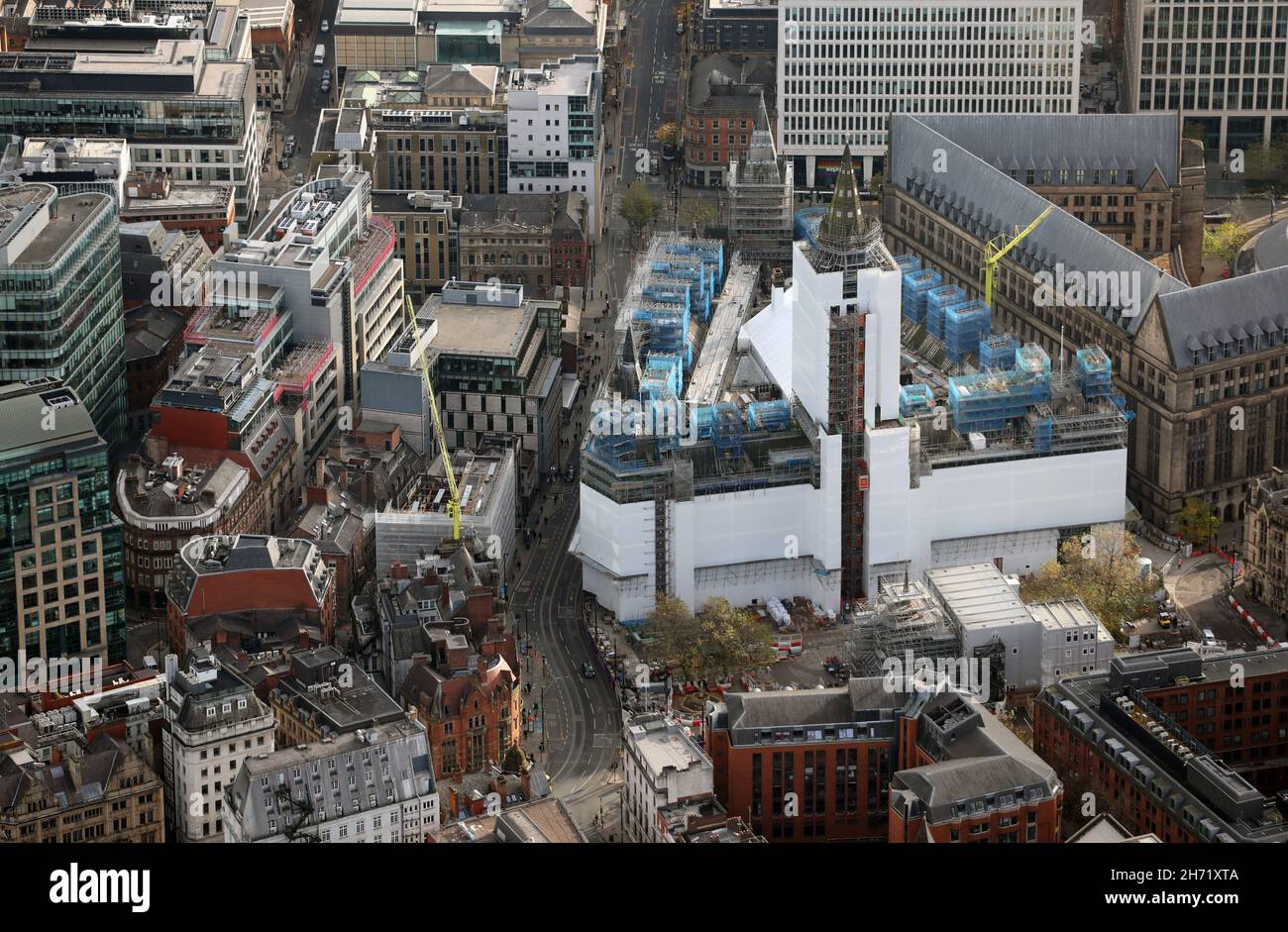 Luftaufnahme aus dem Nordwesten mit Blick auf die Princess Street, Manchester mit dem Albert Square und dem Rathaus Stockfoto