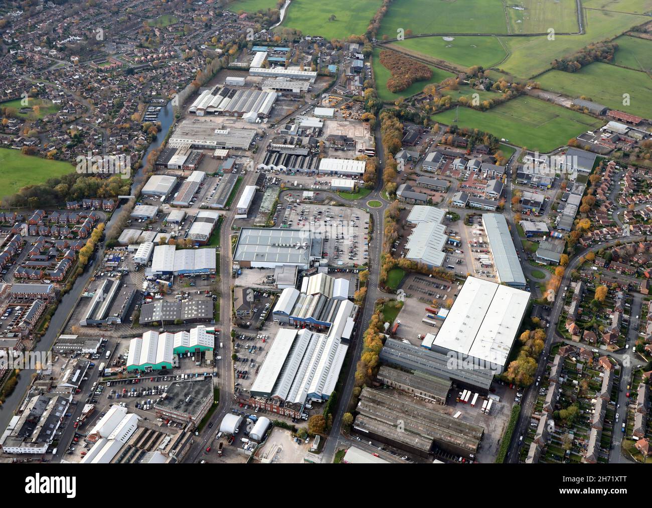 Luftaufnahme aus dem Osten von Stag Industrial Estate (und auch Altrincham Business Park auf der rechten Seite hier), Broadheath, Altrincham, Greater Manchester Stockfoto