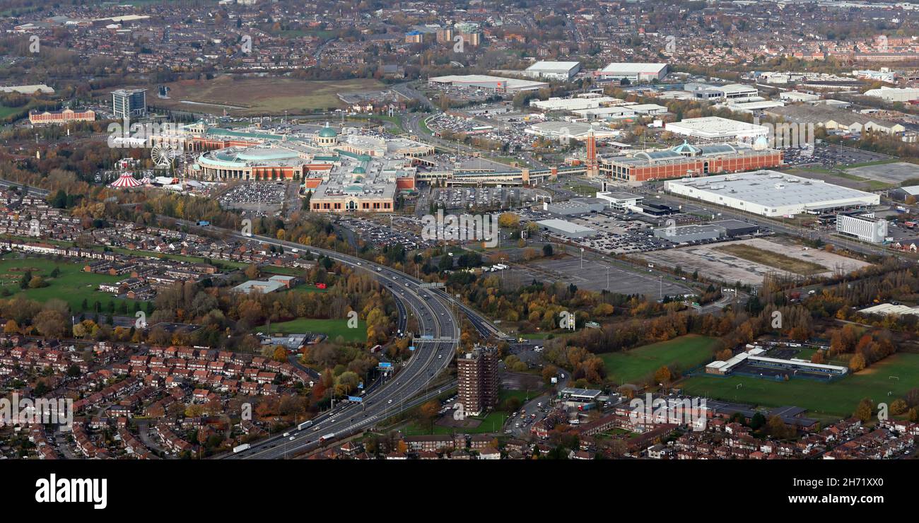 Luftaufnahme des Trafford Centre (Shopping Centre) mit Blick nach Norden über die Kreuzung 9 (und die Kreuzung 10) der Autobahn M60, Manchester Stockfoto