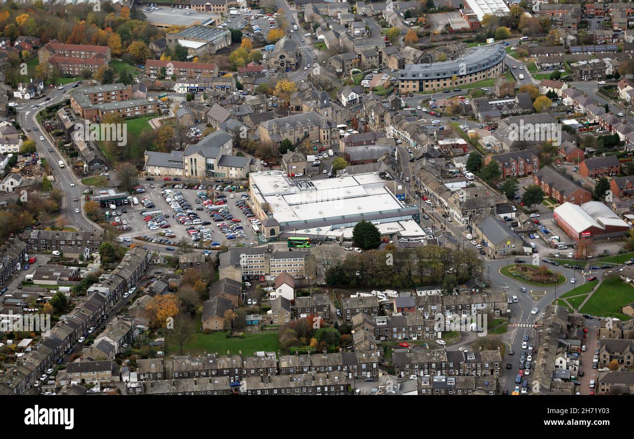 Luftaufnahme von Yeadon Stadtzentrum, Leeds, mit Morrisons Supermarkt prominent Stockfoto