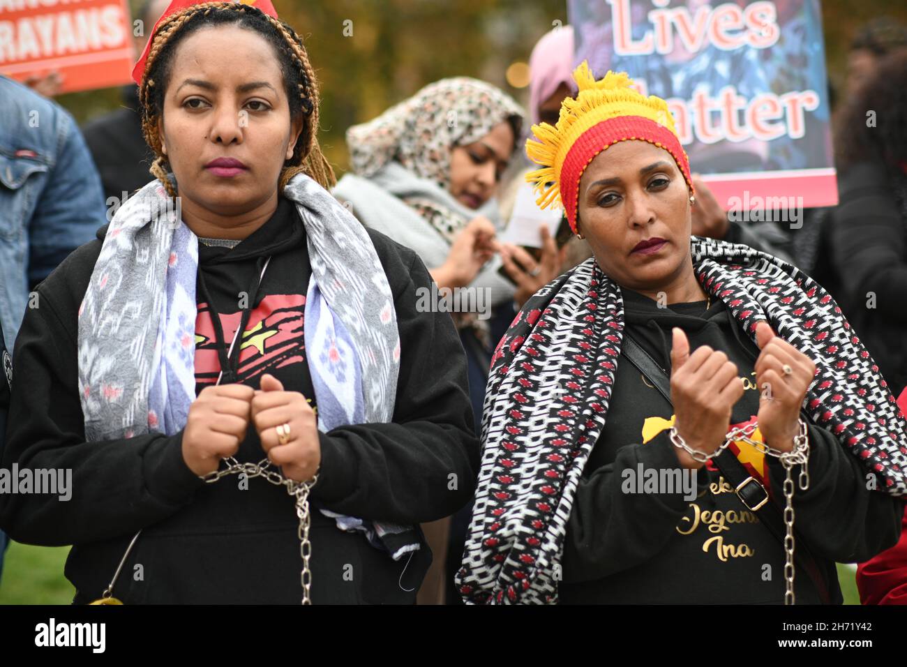 London, Großbritannien. 19 2021. November: Das Volk der Tigray protestiert gegen die äthiopische Regierung, Dr. Abiy Ahmed behauptet, Tigrayaner auf dem Parlamentsplatz in Tigray ermordet zu haben. Sie wollen die äthiopische Regierung vor 30 Jahren friedlich, stark und in Entwicklung vereinen. Sie können weder sehen noch hören, wer ist die schwarze Hand? Nach drei Jahren Wahl von Dr. Abiy Ahmed, der Regierung Äthiopiens, begann die Massakrektur Tigray. Menschen werden verhaftet und getötet. Demonstranten fordern von der internationalen Gemeinschaft, Tigray Hilfe zu schicken. Kredit: Picture Capital/Alamy Live Nachrichten Kredit: Picture Capital/Alamy Live Nachrichten Stockfoto