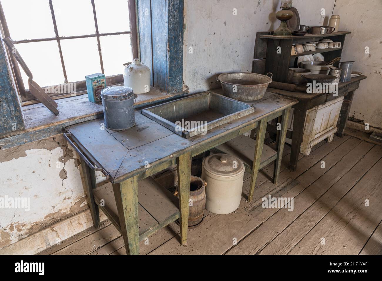 Das Metallwaschbecken in der Küche des alten Stratford Hotels in der Geisterstadt Shakespeare, New Mexico. Stockfoto