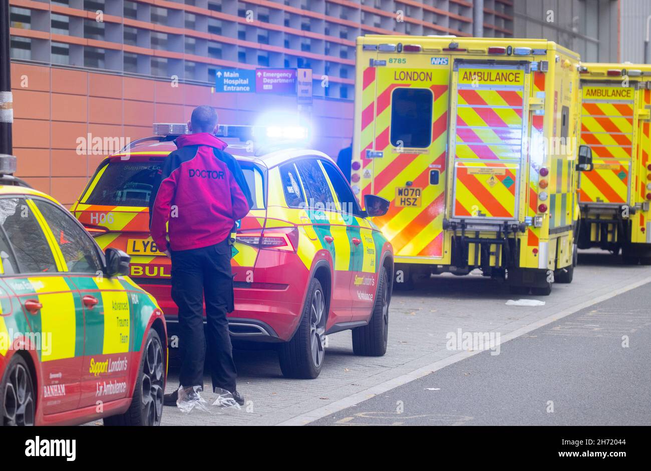 London, Großbritannien 19 Nov 2021 Ein stetiger Strom von Patienten, die im Royal London Hospital in Whitechapel ankommen. Der NHS steht unter starkem Druck, Covid-Fälle steigen an und allein in England gibt es einen Rückstand von mehr als 5,7 Millionen Patienten. Krankenhäuser sind seit November 2020 mehr belegt als zu jeder anderen Zeit. Da der Winter einzieht und die Wahrscheinlichkeit weiterer Grippefälle steigt, ist der NHS am Bruchpunkt. Nur 3 von 5 Patienten mit A & E werden innerhalb von 4 Stunden gesehen, und GPS hat im Jahr 2021 mehr Menschen gesehen als in den letzten 2 Jahren. In der Woche zum 16th. November stiegen die Covid-positiven Fälle im Vergleich zu den vorherigen um 14,6 % Stockfoto