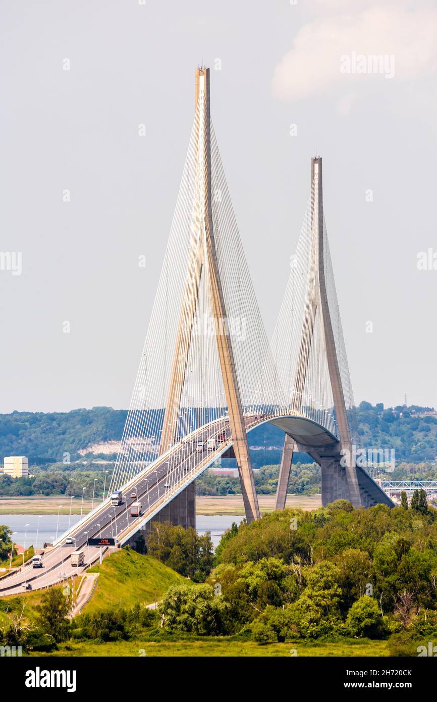 Gesamtansicht der Normandie-Brücke, einer Seilbahnbrücke über die seine ...