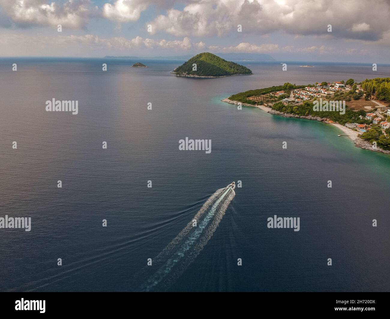 Atemberaubende Landschaft über der griechischen Insel Skopelos im Herbst. Skopelos ist die größte Insel des Sporaden-Komplexes und bedeckt 96 Quadratkilometer mit 80% seiner Fläche Stockfoto