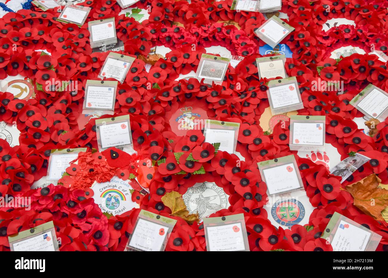 London, Großbritannien. 19th. November 2021. Mohnkränze am Gedenktag im Cenotaph. Stockfoto