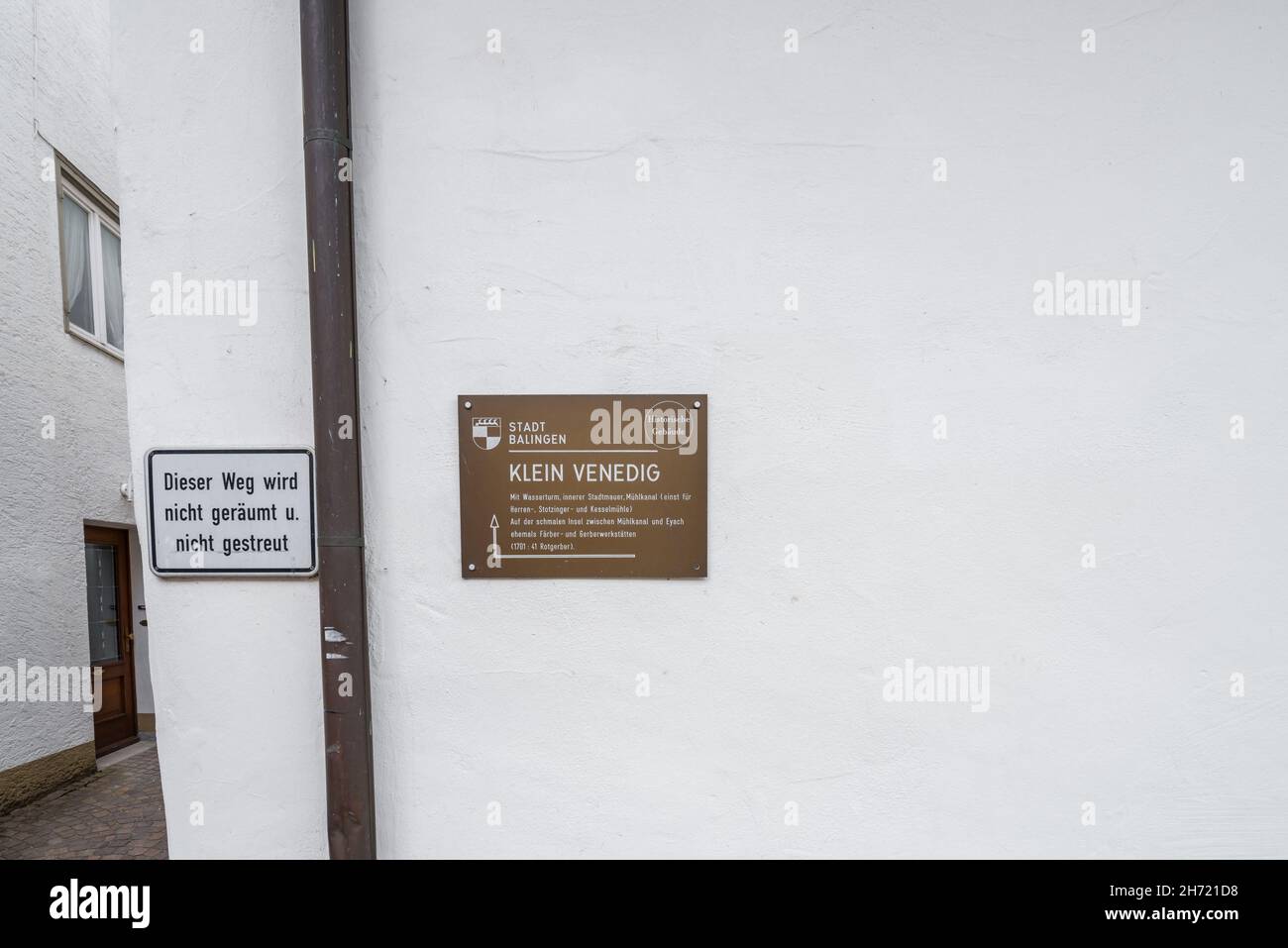 Balingen, Baden-Württemberg, Deutschland, 20. Juni 2021, Wegweiser auf einer Hausmauer der Stadt Balingen in deutscher Sprache mit dem Text - Klein Venedig - an Stockfoto