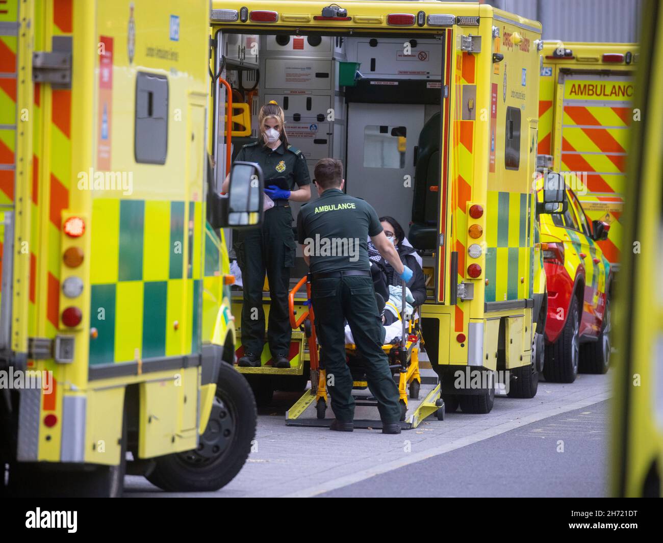 London, Großbritannien 19 Nov 2021 Ein stetiger Strom von Patienten, die im Royal London Hospital in Whitechapel ankommen. Der NHS steht unter starkem Druck, Covid-Fälle steigen an und allein in England gibt es einen Rückstand von mehr als 5,7 Millionen Patienten. Krankenhäuser sind seit November 2020 mehr belegt als zu jeder anderen Zeit. Da der Winter einzieht und die Wahrscheinlichkeit weiterer Grippefälle steigt, ist der NHS am Bruchpunkt. Nur 3 von 5 Patienten mit A & E werden innerhalb von 4 Stunden gesehen, und GPS hat im Jahr 2021 mehr Menschen gesehen als in den letzten 2 Jahren. In der Woche zum 16th. November stiegen die Covid-positiven Fälle im Vergleich zu den vorherigen um 14,6 % Stockfoto