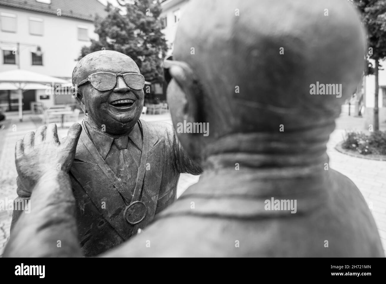 Balingen, Baden-Württemberg, Deutschland, 20. Juni 2021, Bronzestatue von Guido Messer im Zentrum von Balingen mit dem Titel - Manus manum lavat , Stockfoto