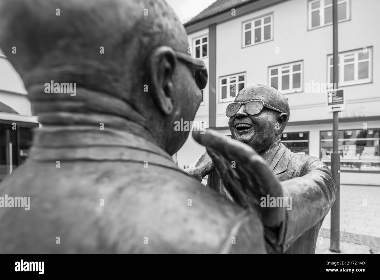 Balingen, Baden-Württemberg, Deutschland, 20. Juni 2021, Bronzestatue von Guido Messer im Zentrum von Balingen mit dem Titel - Manus manum lavat , Stockfoto