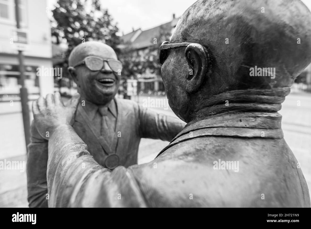 Balingen, Baden-Württemberg, Deutschland, 20. Juni 2021, Bronzestatue von Guido Messer im Zentrum von Balingen mit dem Titel - Manus manum lavat , Stockfoto