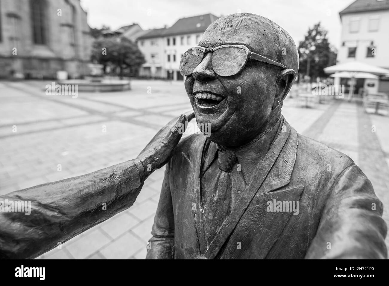 Balingen, Baden-Württemberg, Deutschland, 20. Juni 2021, Bronzestatue von Guido Messer im Zentrum von Balingen mit dem Titel - Manus manum lavat , Stockfoto