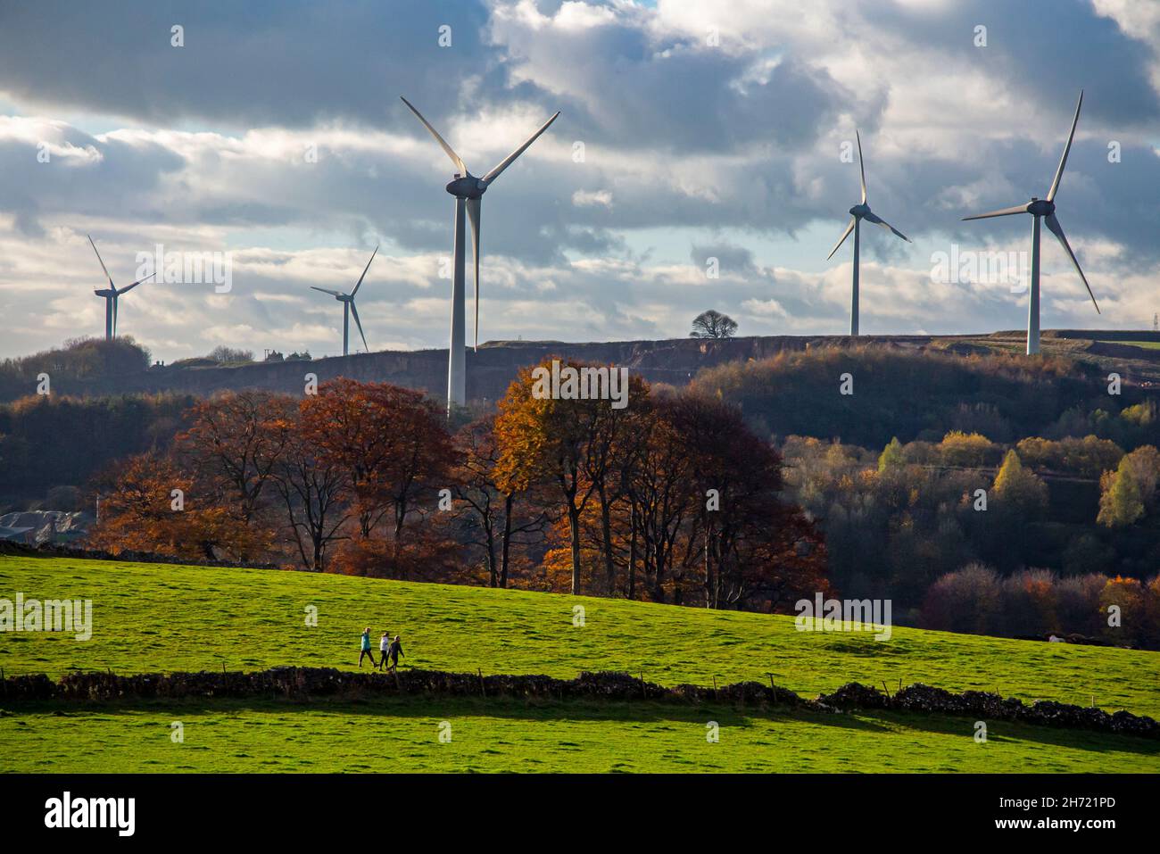 Senvion MM82/2050 Windturbinen auf der Carsington Weide in Derbyshire Dales England, Großbritannien, mit Wanderern im Vordergrund. Stockfoto