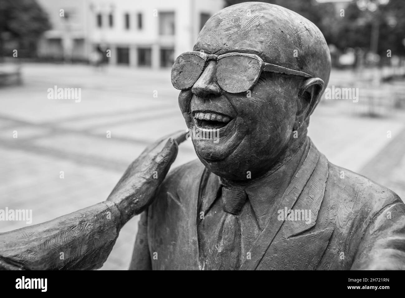 Balingen, Baden-Württemberg, Deutschland, 20. Juni 2021, Bronzestatue von Guido Messer im Zentrum von Balingen mit dem Titel - Manus manum lavat , Stockfoto