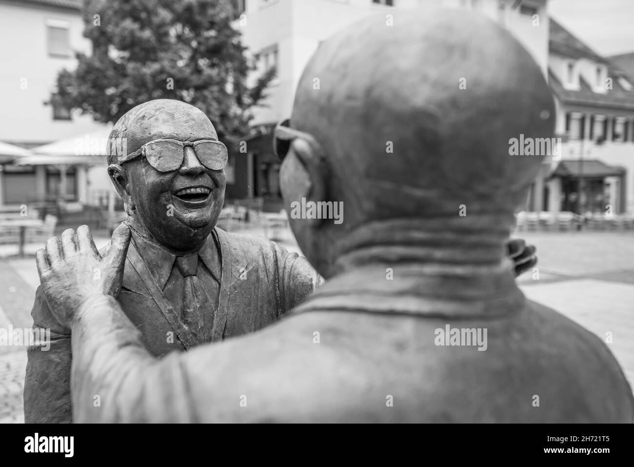 Balingen, Baden-Württemberg, Deutschland, 20. Juni 2021, Bronzestatue von Guido Messer im Zentrum von Balingen mit dem Titel - Manus manum lavat , Stockfoto