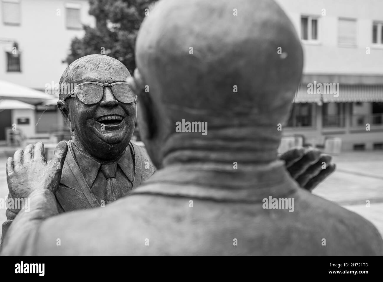 Balingen, Baden-Württemberg, Deutschland, 20. Juni 2021, Bronzestatue von Guido Messer im Zentrum von Balingen mit dem Titel - Manus manum lavat , Stockfoto