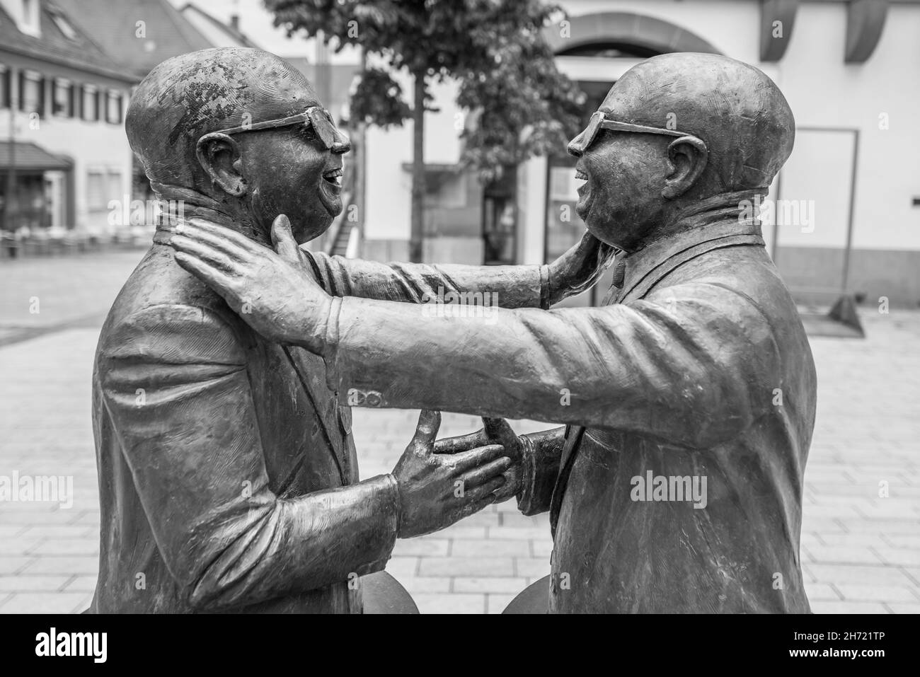 Balingen, Baden-Württemberg, Deutschland, 20. Juni 2021, Bronzestatue von Guido Messer im Zentrum von Balingen mit dem Titel - Manus manum lavat , Stockfoto
