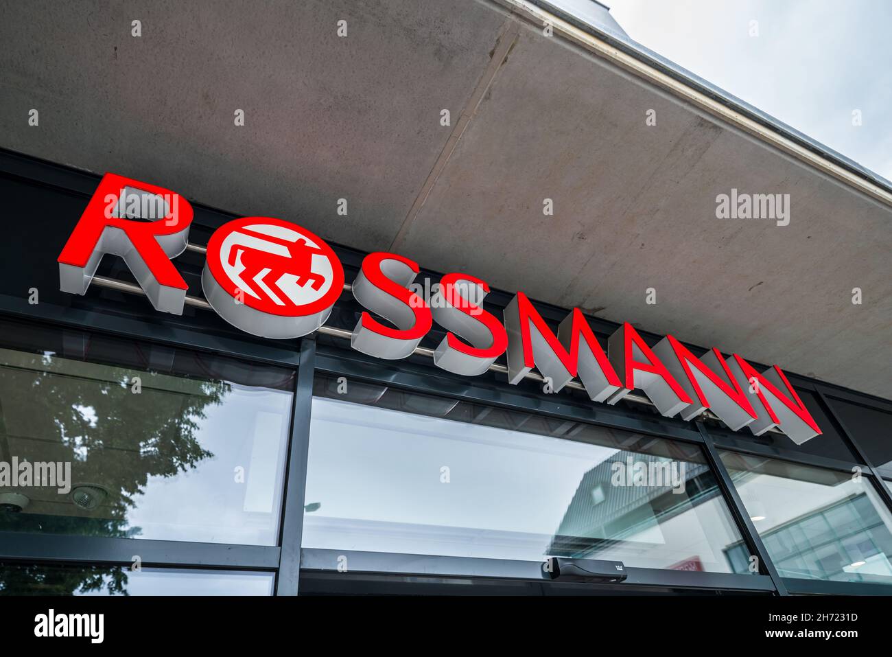 Balingen, Baden-Württemberg, Deutschland, 20. Juni 2021, beleuchtetes Firmenzeichen der Rossmann-Drogerie in einer Filiale, Balingen, Deutschland Stockfoto