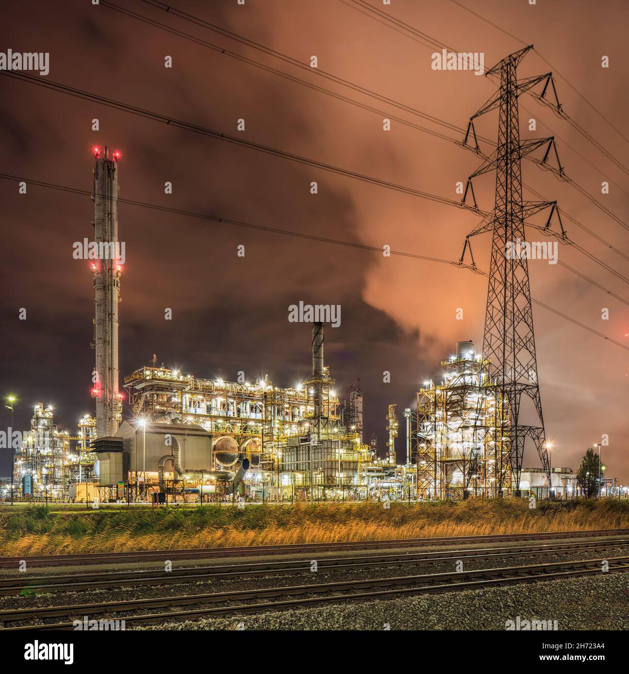 Nachtszene mit großer beleuchteter petrochemischer Produktionsanlage im Hafen von Antwerpen. Stockfoto