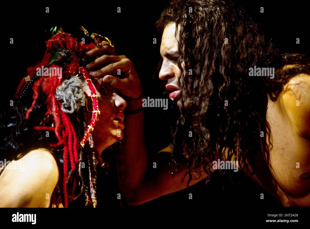 Veronica Duffy (Agave), Joe Dixon (Dionysus) in THE BACCHAE presented by Opera Factory at the Queen Elizabeth Hall (QEH), London SE1 02/09/1993 Musik: Iannis Xenakis Text: C K Williams after Euripides Dirigent: Nichola Kok Design: David Roger Beleuchtung: Christopher Toulmin Regie: David Freeman Stockfoto