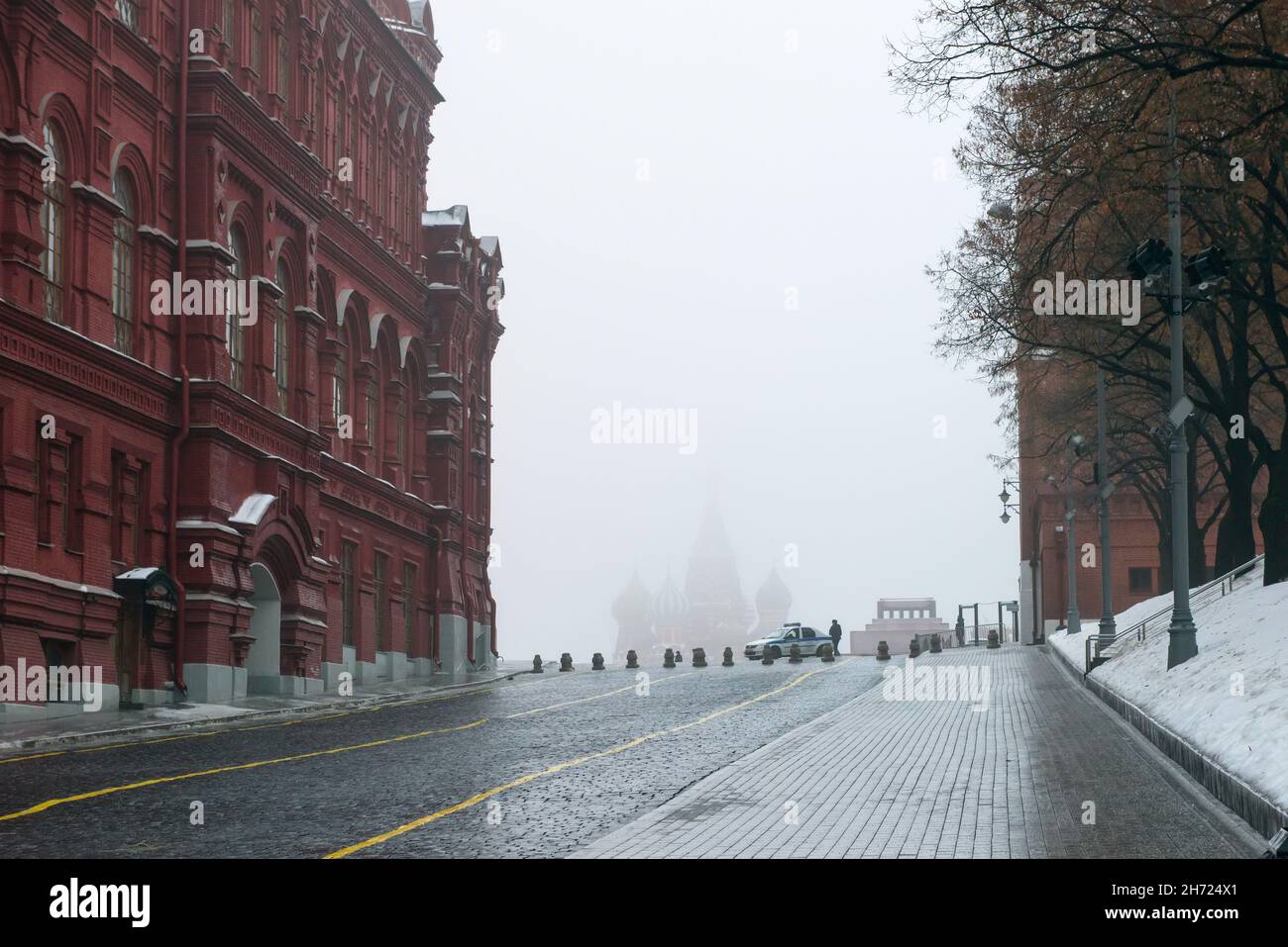 Moskau, Russland - 24. Januar 2021: Polizeiauto auf rotem Platz an einem nebligen Wintermorgen. Nebliger Wintermorgen in Moskau. Stockfoto