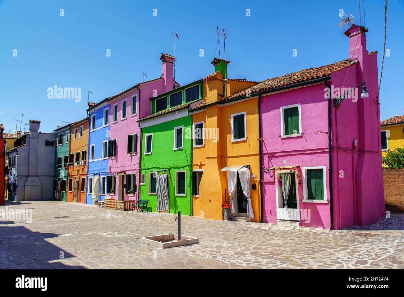 Blick auf die Insel Burano mit typischen bunten Häusern Stockfoto