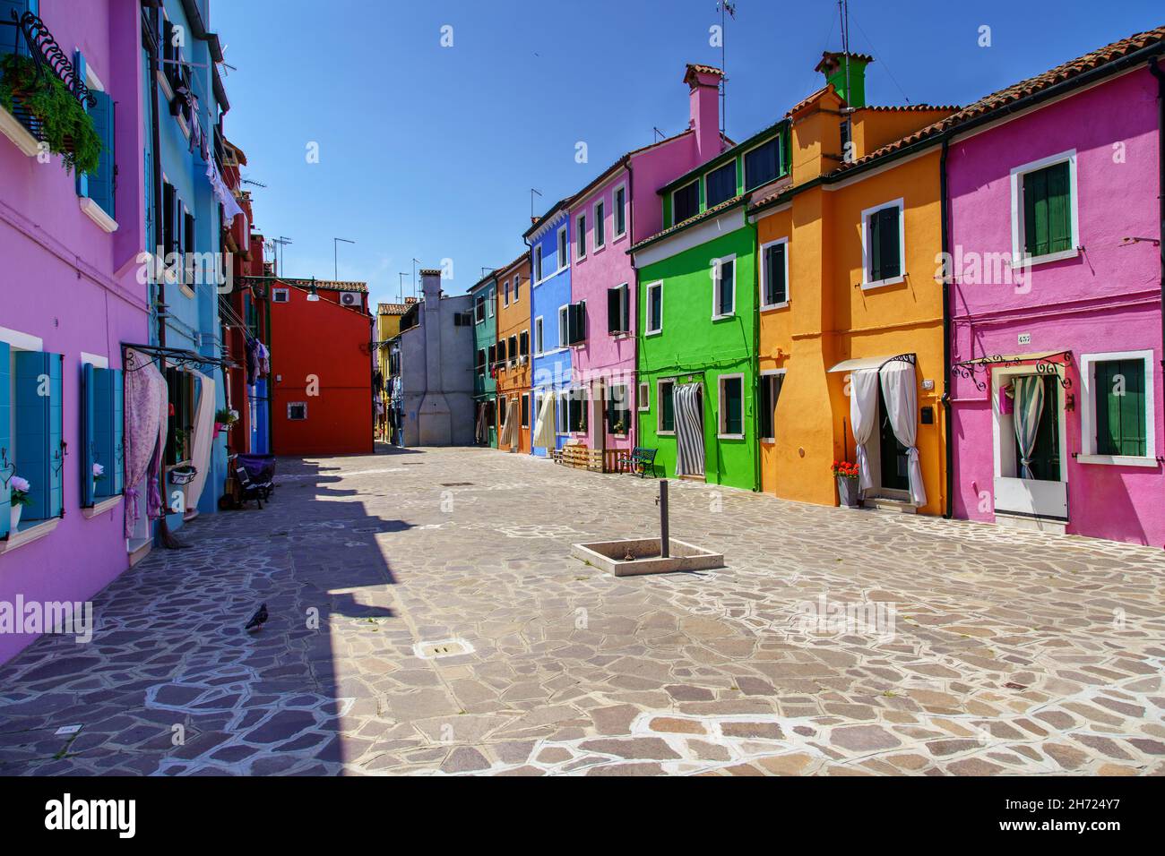 Blick auf die Insel Burano mit typischen bunten Häusern Stockfoto