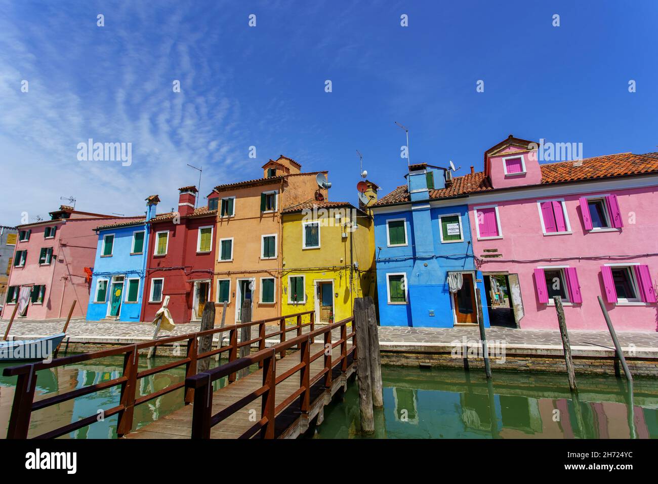Blick auf die Insel Burano mit typischen bunten Häusern Stockfoto