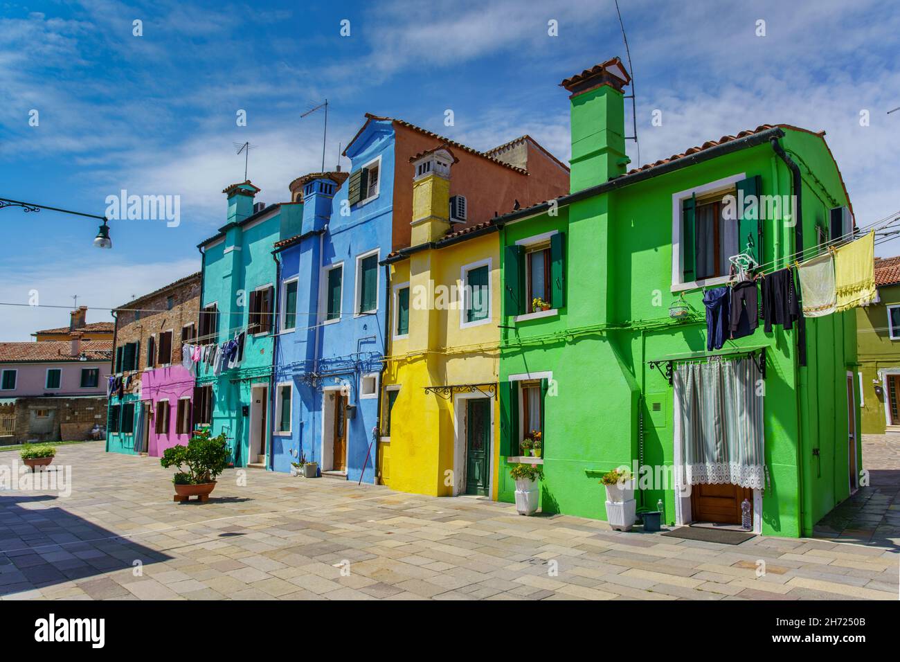 Blick auf die Insel Burano mit typischen bunten Häusern Stockfoto