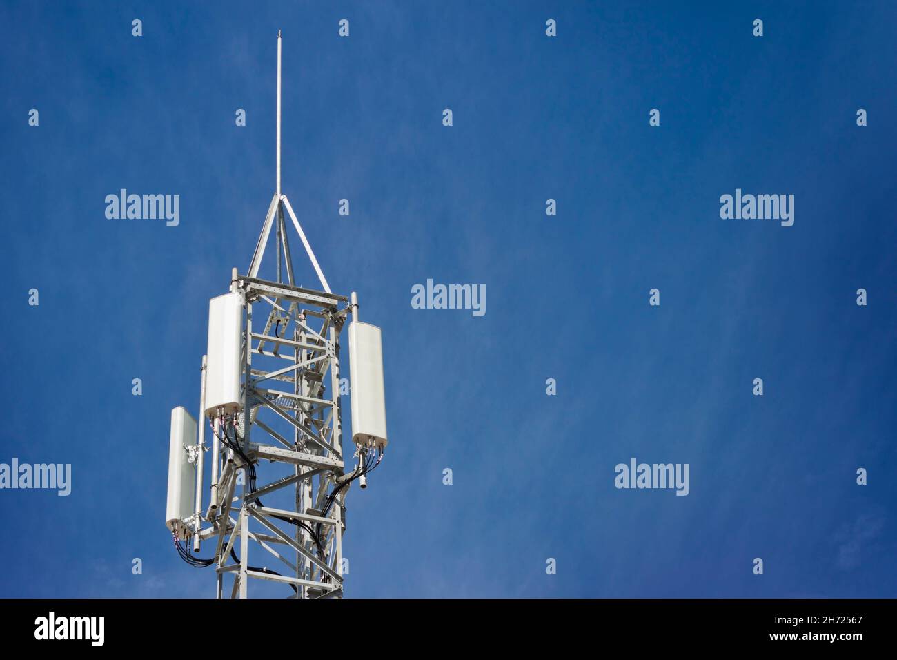Drahtlose Mobilfunkantennen für Telekommunikation Tower. 5g Hochgeschwindigkeits-Internet-Sender. Stockfoto