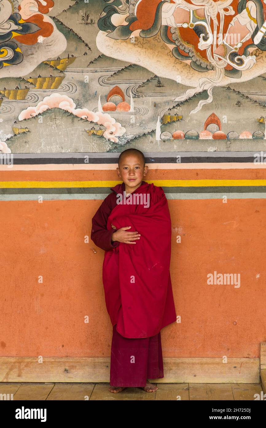 Ein junger buddhistischer Novizenmönch an der Dechen Phodrang Klosterschule in Thimphu, Bhutan. Stockfoto
