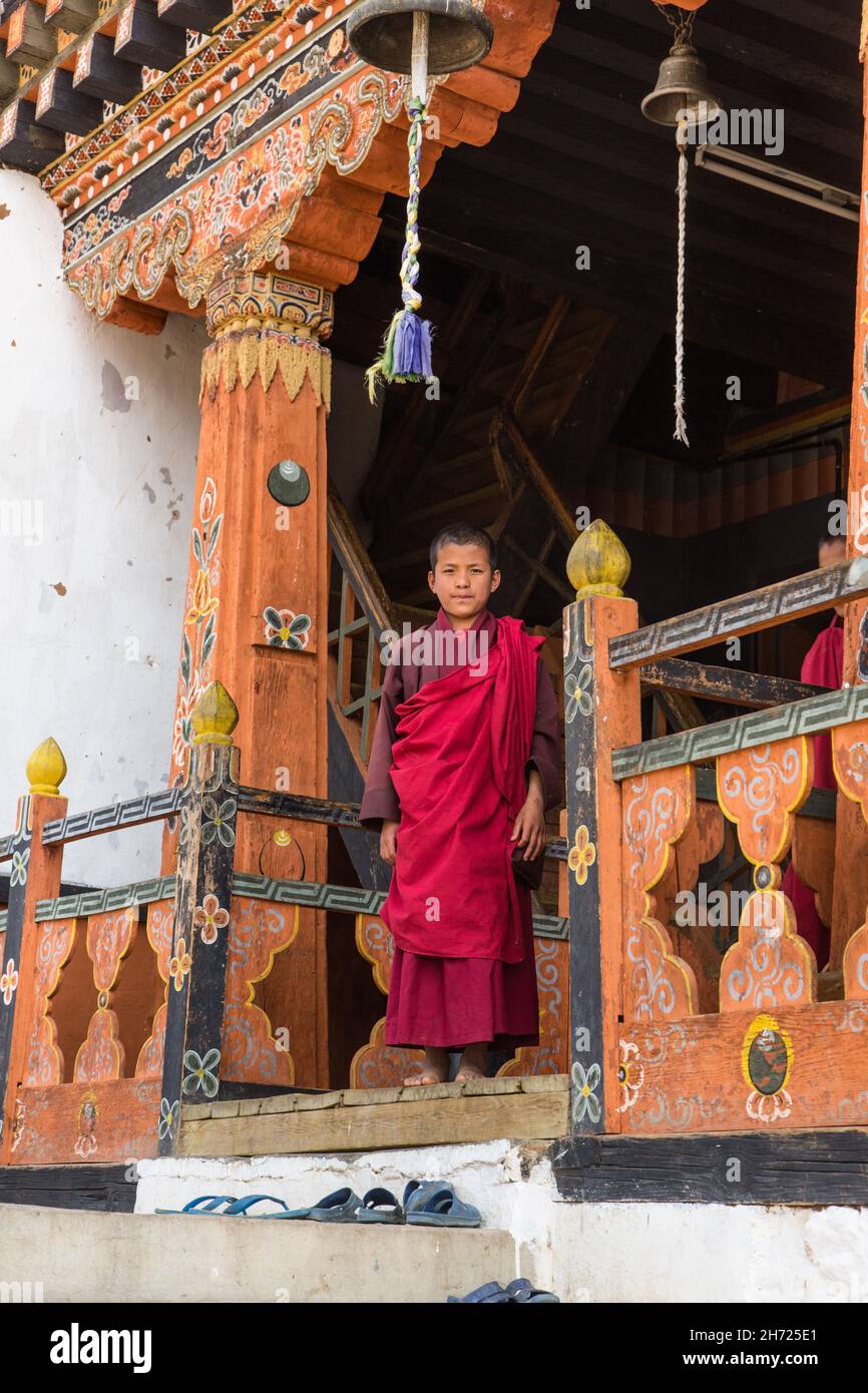 Ein junger buddhistischer Novizenmönch an der Dechen Phodrang Klosterschule in Thimphu, Bhutan. Stockfoto