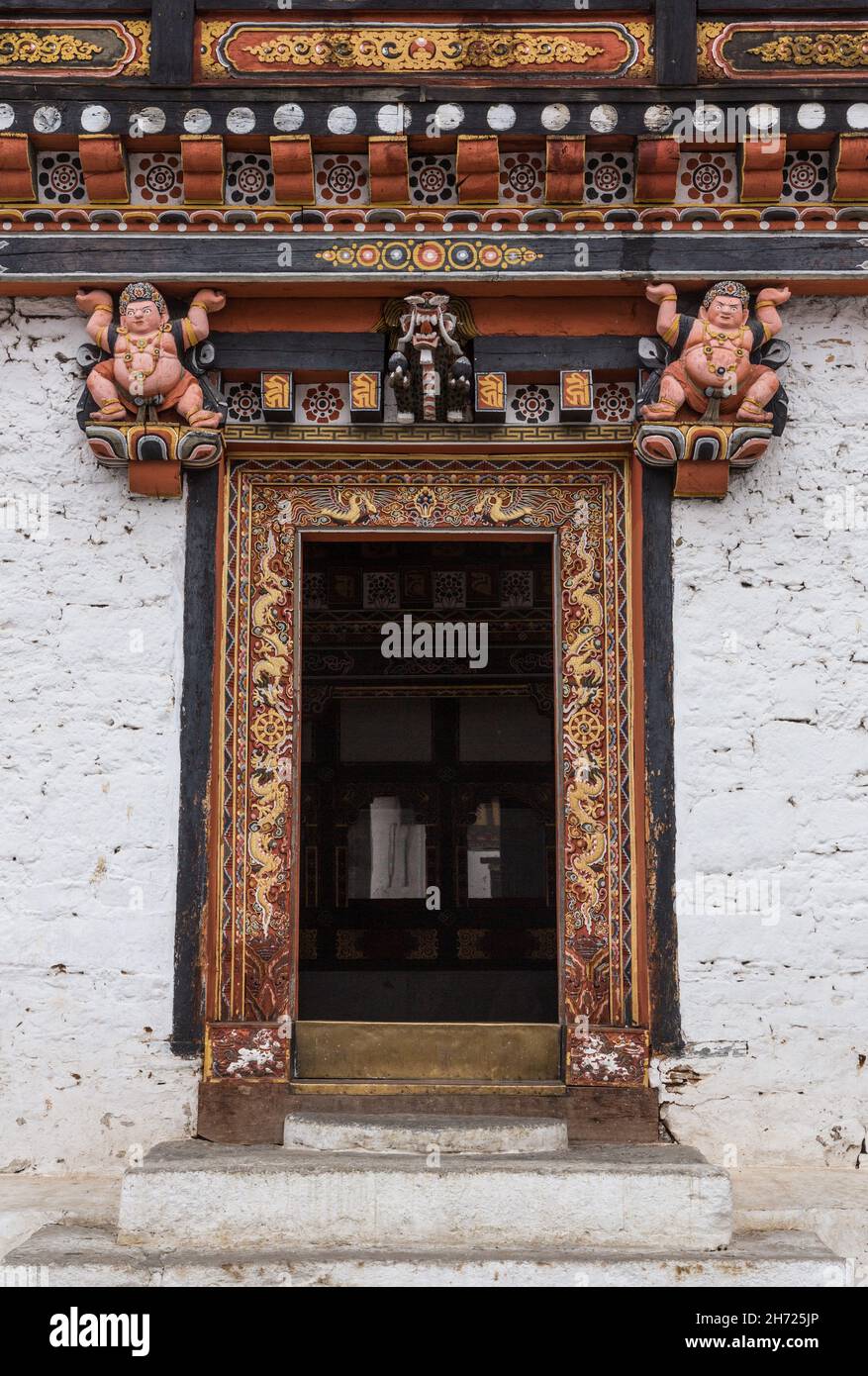 Eine kunstvoll verzierte Tür im Thimphu Dzong in Thimphu, Bhutan. Stockfoto