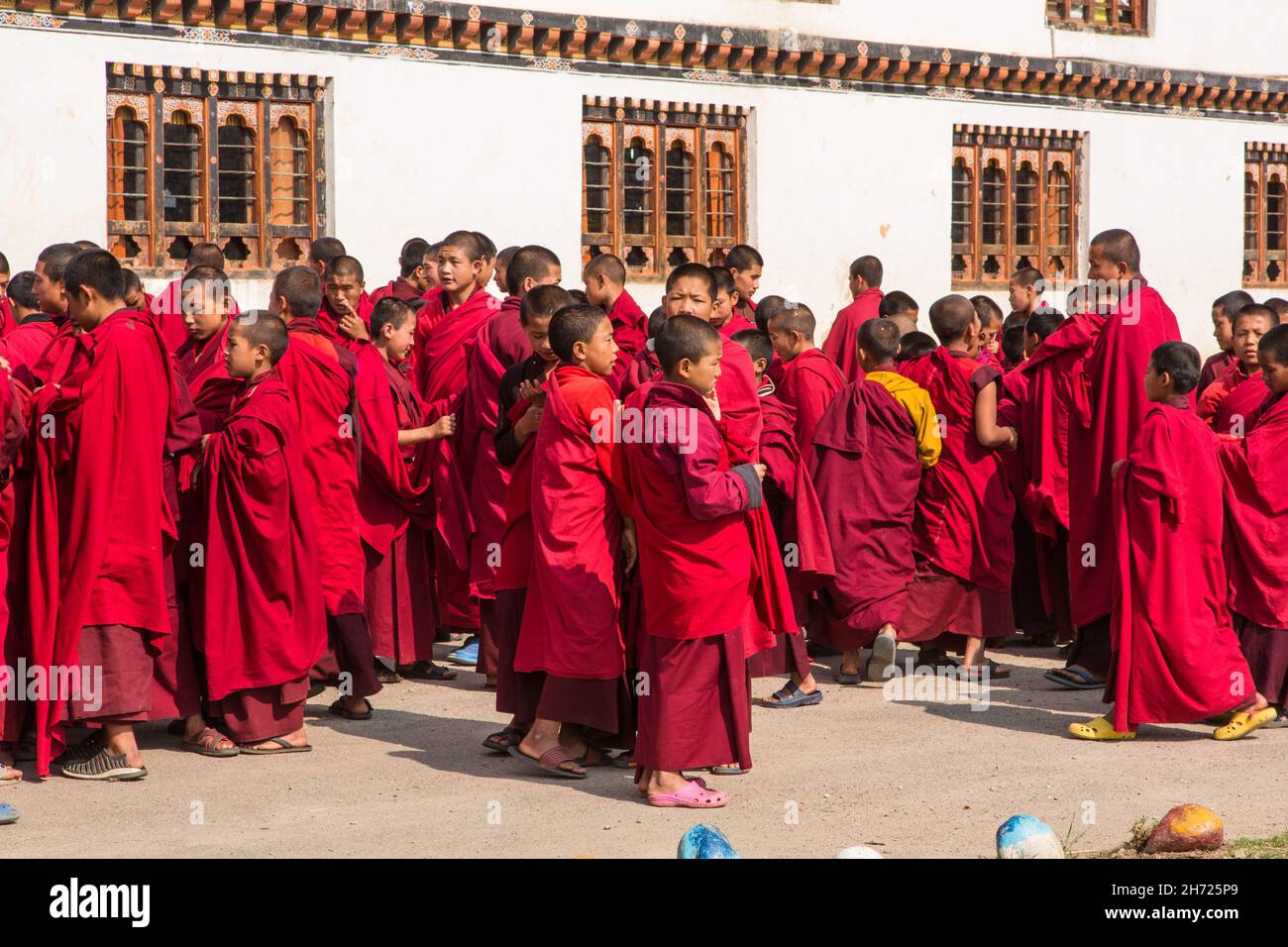 Junge buddhistische Mönche an der Dechen Phodrang Klosterschule in Thimphu, Bhutan. Stockfoto