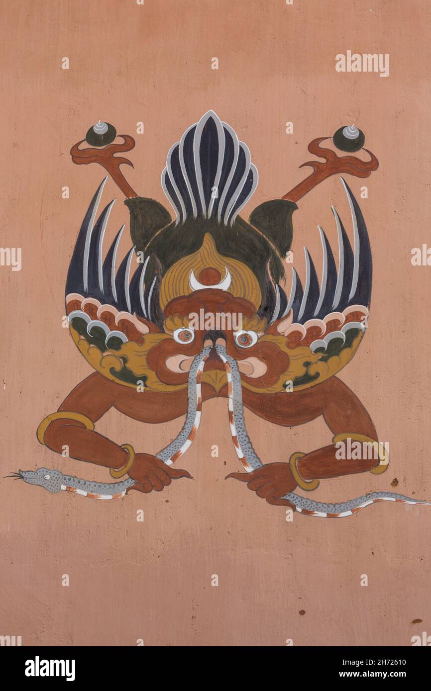 Ein Gemälde der unsterblichen Gottheit Garuda mit Schlangen im Schnabel, gemalt an der Wand eines Hauses in Bhutan. Stockfoto