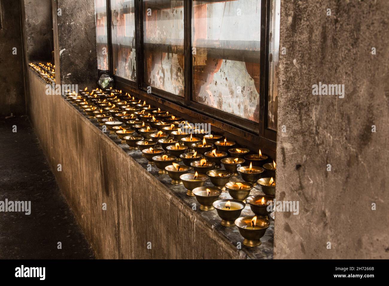 Yak Butter Votivkerzen brennen im Dechen Phodrang Kloster in Thimphu, Bhutan. Stockfoto