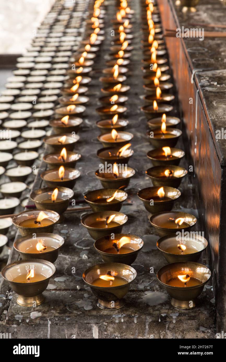 Yak Butter Votivkerzen brennen im Dechen Phodrang Kloster in Thimphu, Bhutan. Stockfoto