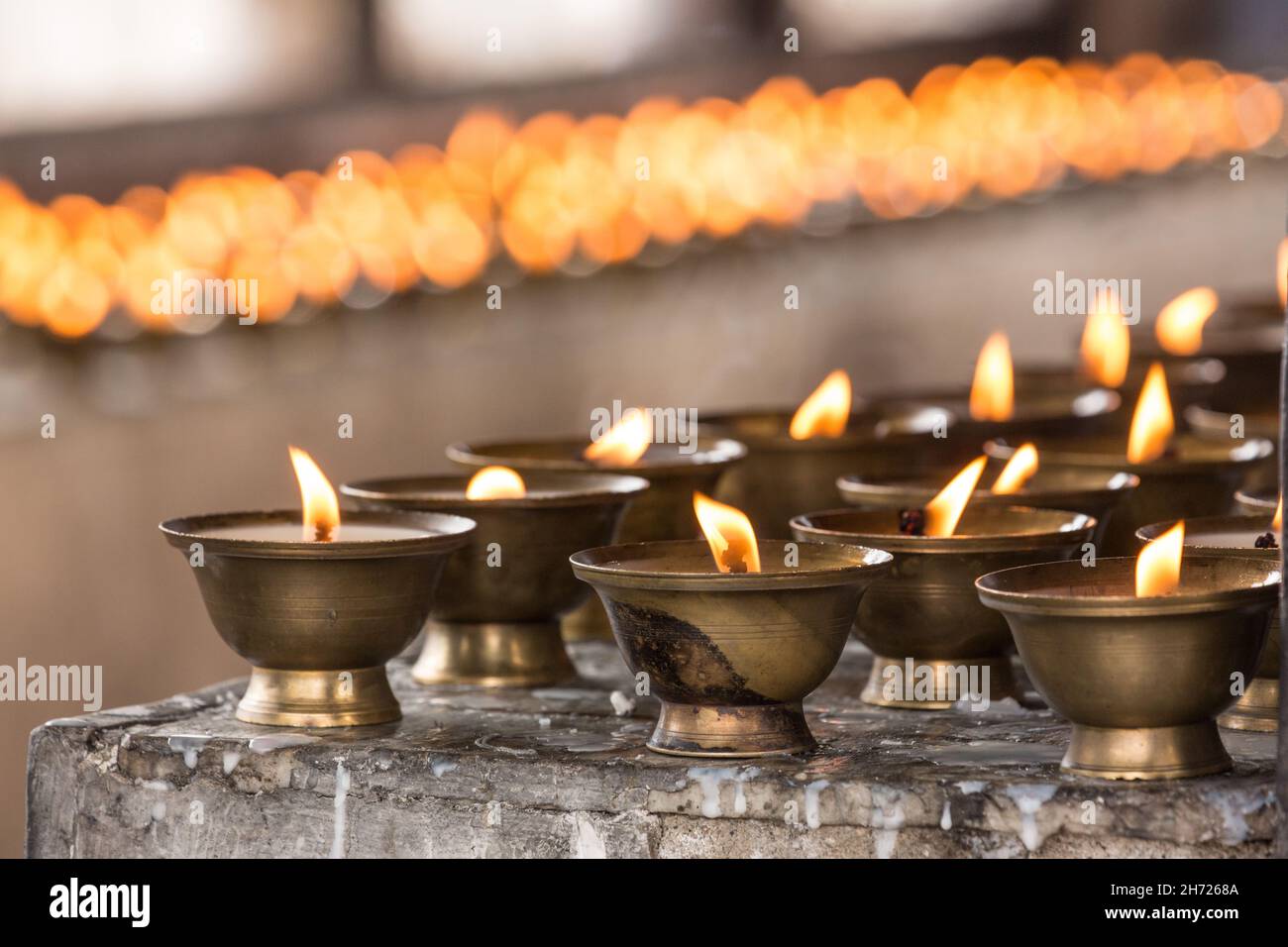 Yak Butter Votivkerzen brennen im Dechen Phodrang Kloster in Thimphu, Bhutan. Stockfoto