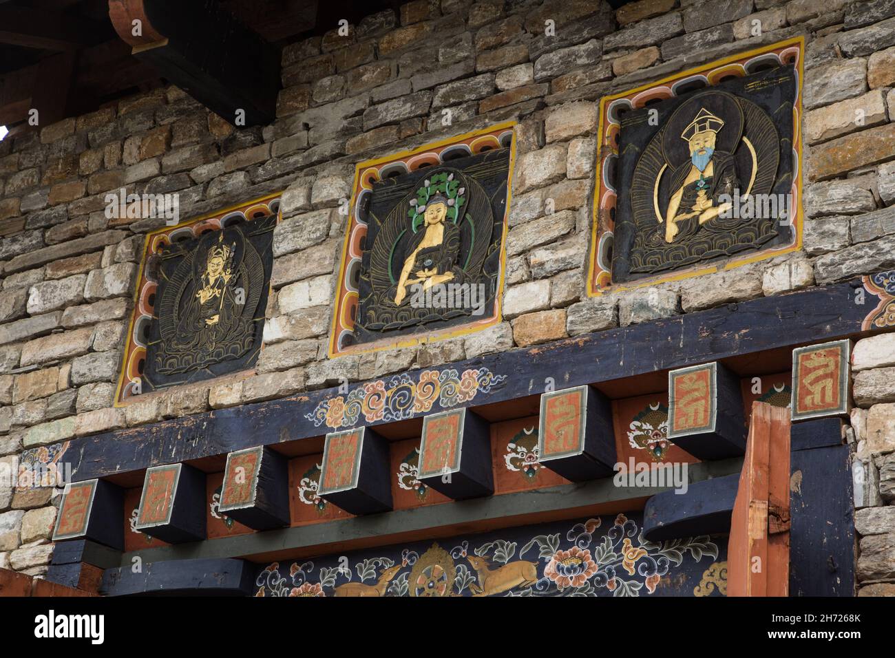 Buddhistische religiöse Kunst über einer Tür im National Memorial Chörten in Thimphu, Bhutan. Stockfoto