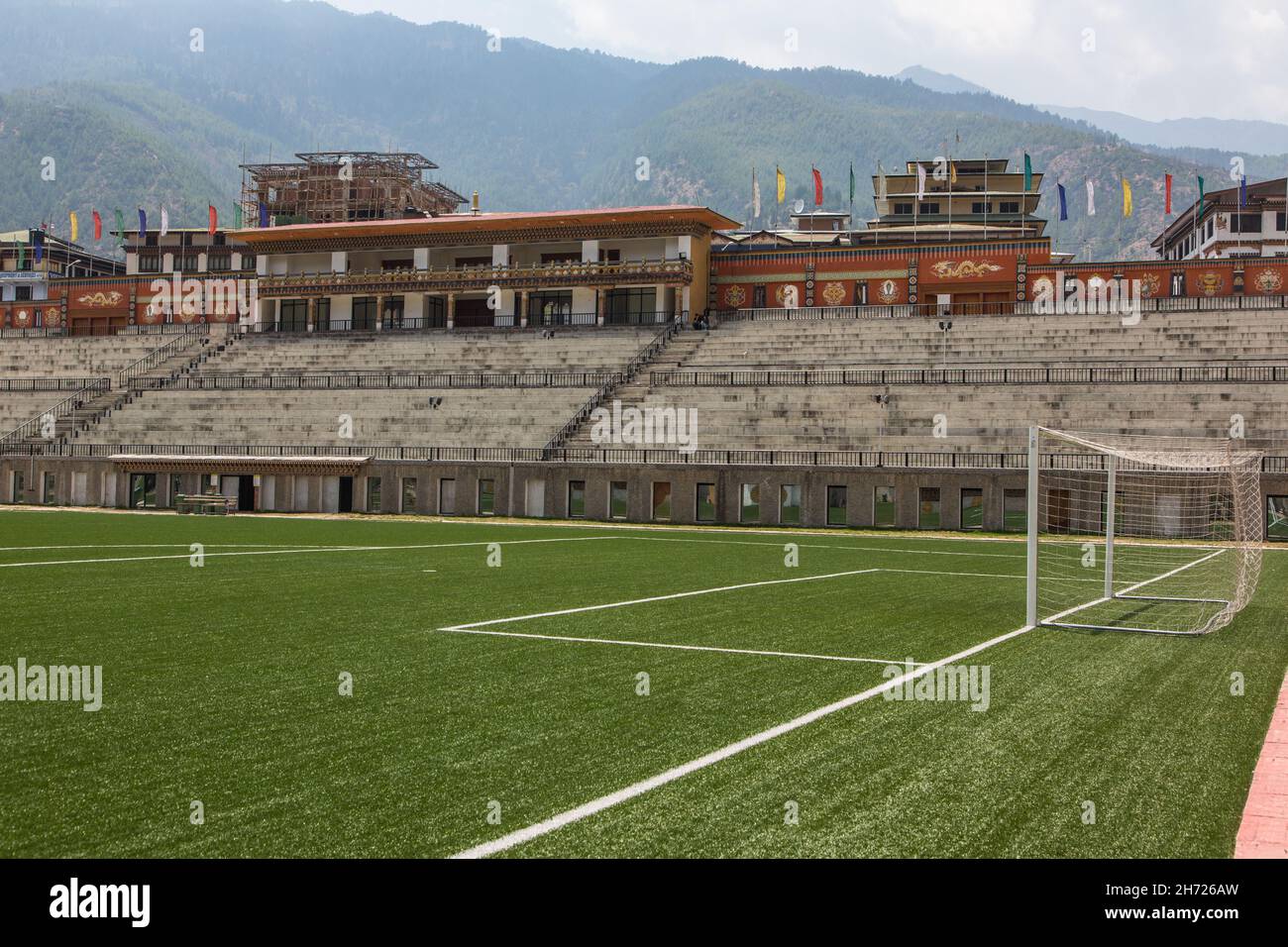 Das Fußballfeld und Zuschauerplätze des Changlimiithang Stadions, des Nationalstadions von Bhutan in Südasien. Stockfoto