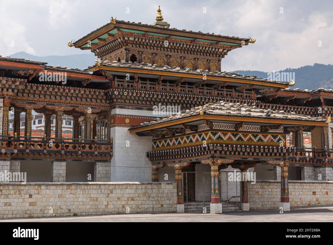 Der Eingang zum Changlimithang Stadium, dem Nationalstadion des abgelegenen Bergreiches Bhutan in Südasien. Stockfoto