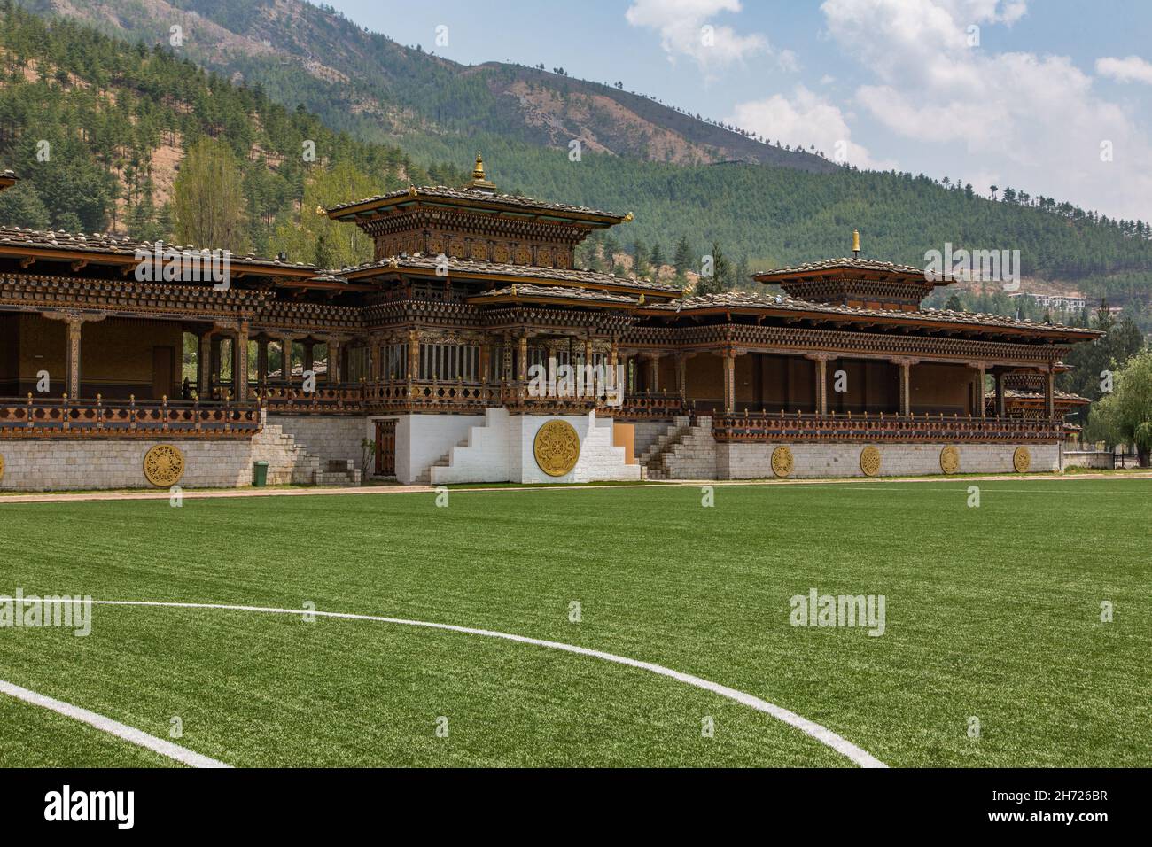 Das Fußballfeld, VIP-Sitzplätze und King's Box des Changlimiithang Stadions, dem Nationalstadion von Bhutan. Stockfoto