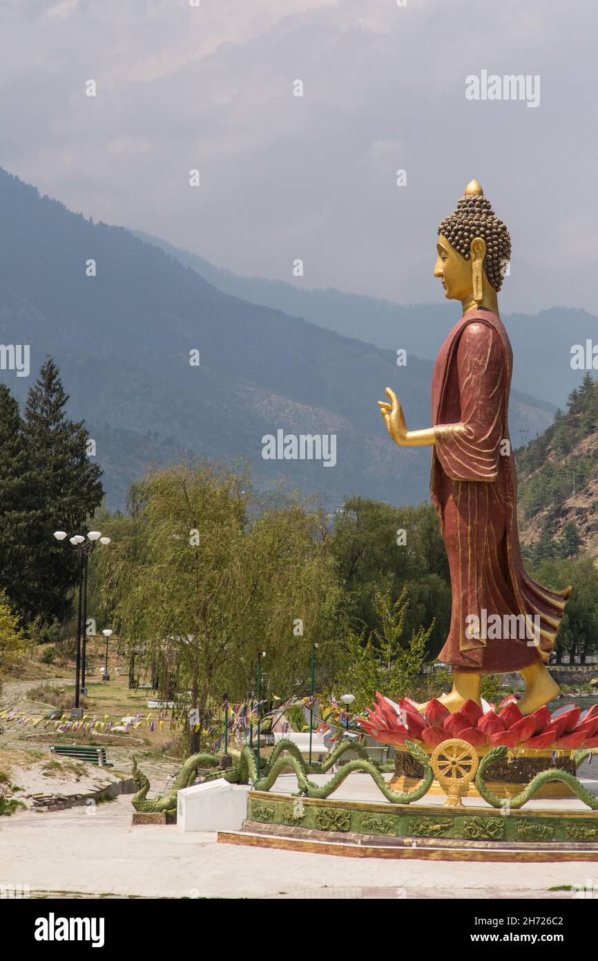Eine Statue von Buddha im Ludrong Memorial Garden in Thimphu, der Hauptstadt von Bhutan. Stockfoto