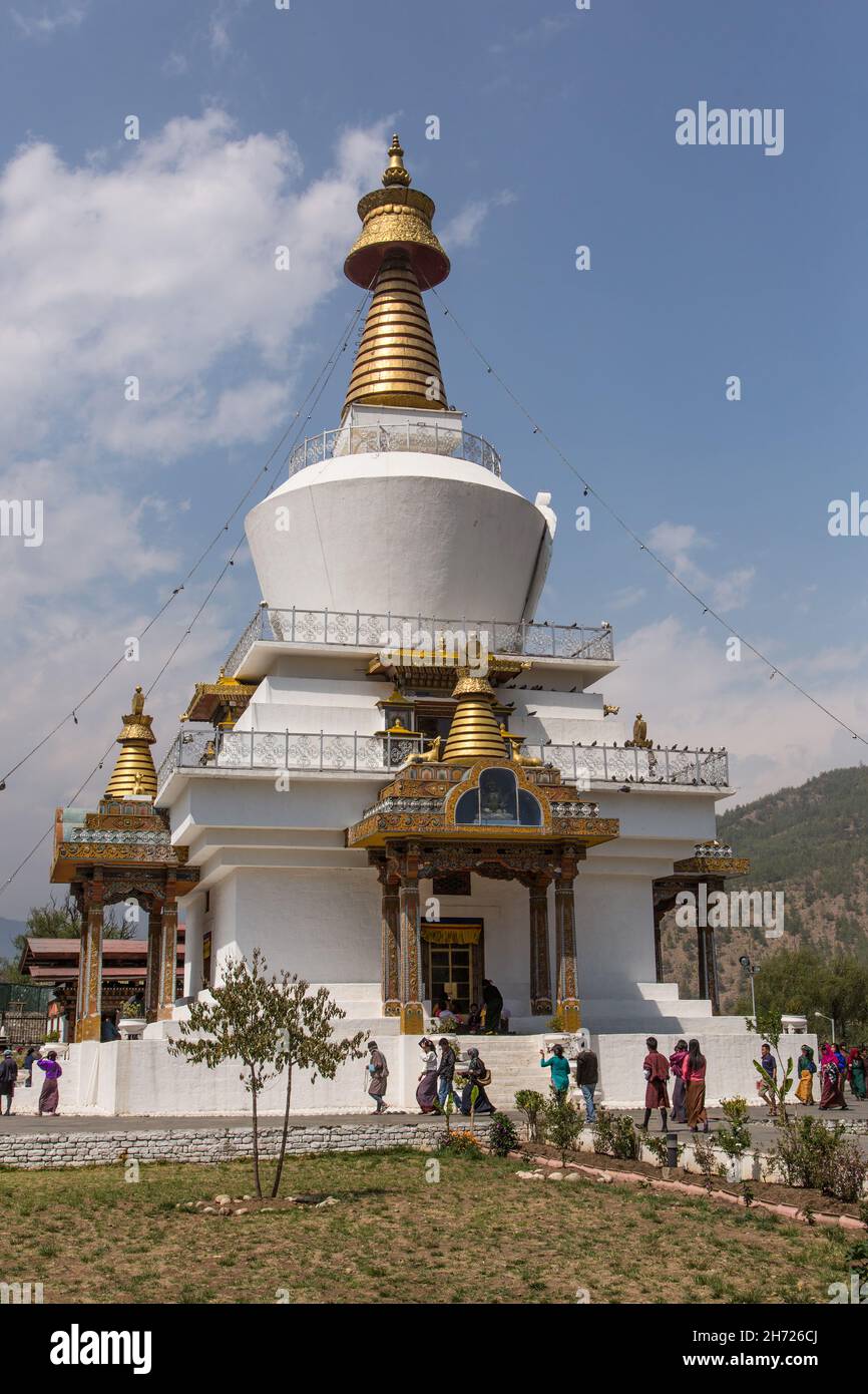 Buddhistische Gläubige umkreisen die Stupa im tibetischen Stil des National Memorial Chörten in Thimphu, Bhutan. Stockfoto