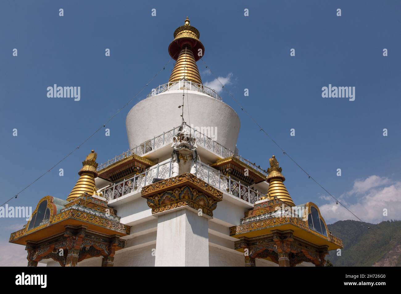 Detail einer Schneelöwenstatue auf der Stupa im tibetischen Stil des National Memorial Chörten in Thimphu, Bhutan. Stockfoto