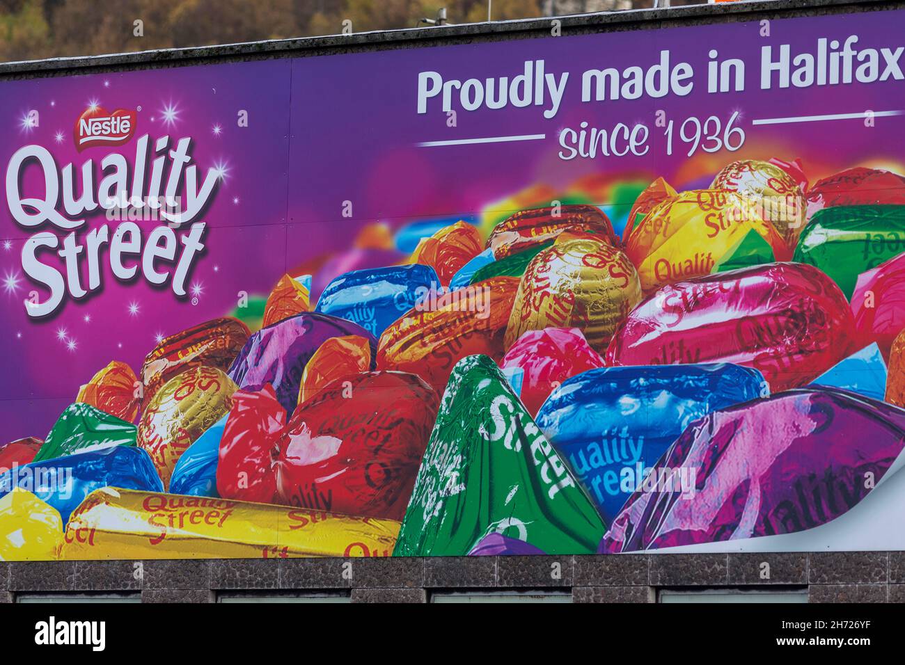 Rowntree Mackintosh Confectionery war ein britisches Süßwarenunternehmen, das durch die Fusion von Rowntree's und John Mackintosh Co. Gegründet wurde. Das Unternehmen war berühmt für die Herstellung bekannter Schokoladenmarken, darunter Kit Kat, Aero und Quality Street. Das Unternehmen wurde 1988 von Nestlé gekauft, das viele Produkte unter seiner eigenen Marke umfirmiert. Rowntree Mackintosh Confectionery besaß auch John Mackintosh Co., das ehemalige Hauptquartier und die Fabrik. Die Fabrik mit Sitz in Halifax wird heute noch genutzt, die sich neben dem Bahnhof von Halifax für die Produktion der Quality Street befindet Stockfoto